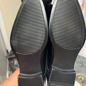 Men’s black 8.5 dress shoes. Excellent condition Memory foam very comfortable!